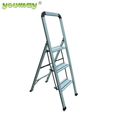 Lestev s podstavkom za orodje